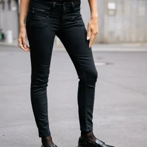 Alexa Cropped